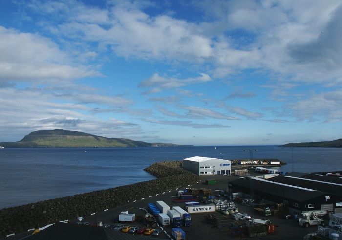 Blick vom Außendeck der M/S Norröna über den Hafen von Tórshavn zur Insel Nólsoy